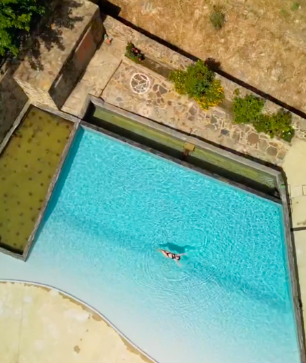 Há uma piscina gratuita no Algarve (e parece um autêntico oásis). Saiba onde fica