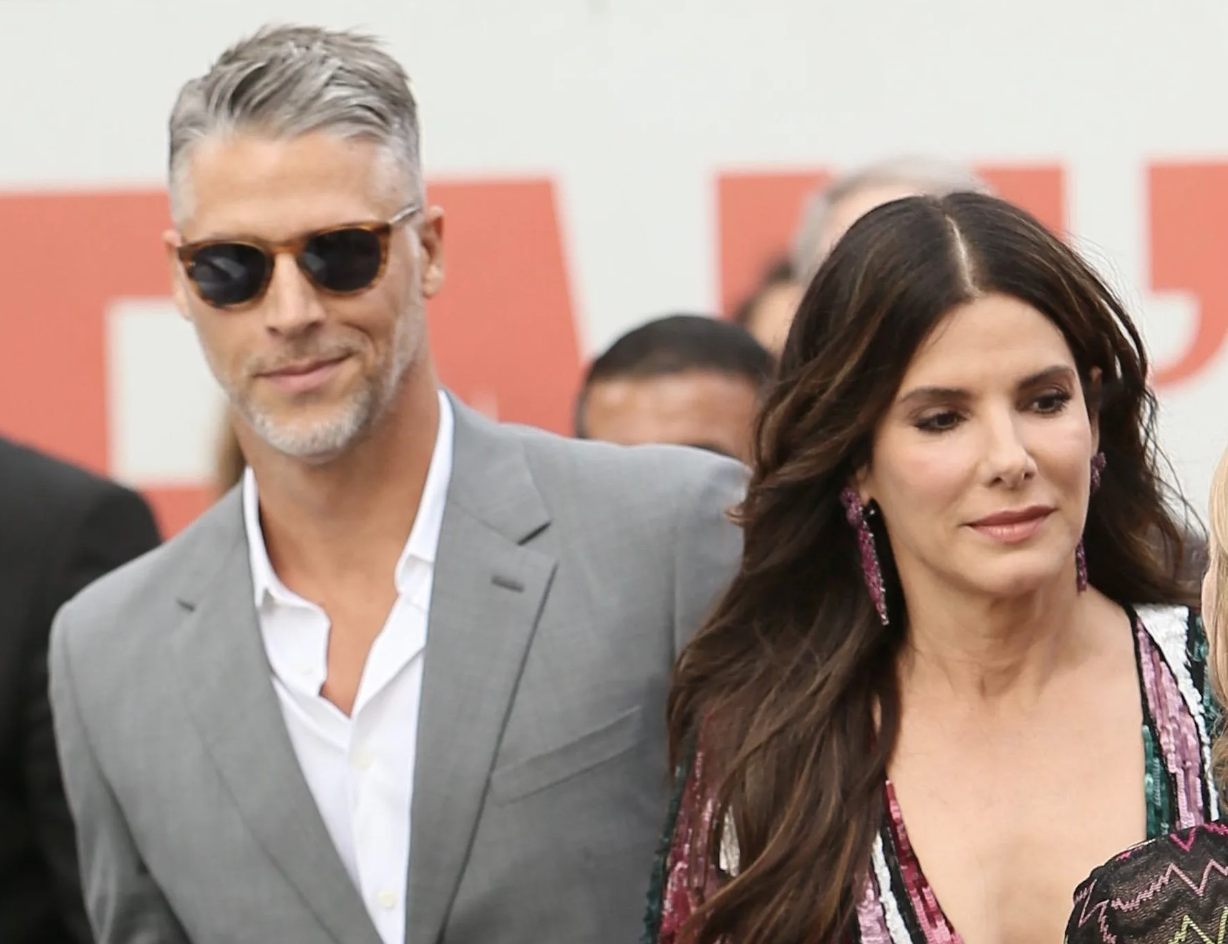 Namorado de Sandra Bullock morre aos 57 anos. Relação tinha começado em 2015