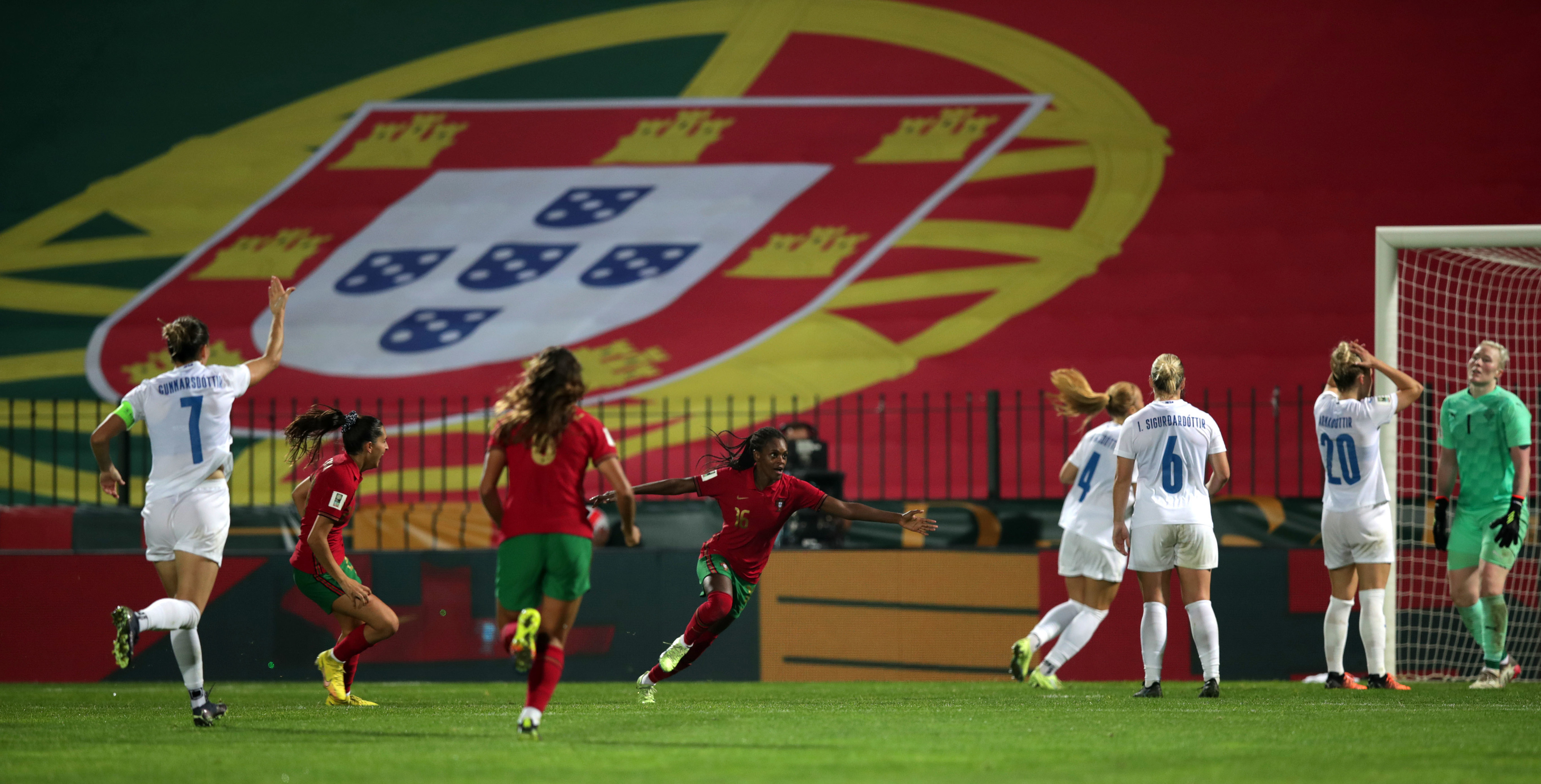 Portugal jogo 'play-off' do Mundial 2023 feminino em Vizela e Paços de  Ferreira —