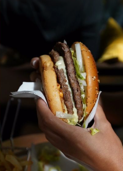 O novo hambúrguer da McDonald’s promete ser a próxima estrela do menu (e foi lançado em Portugal)