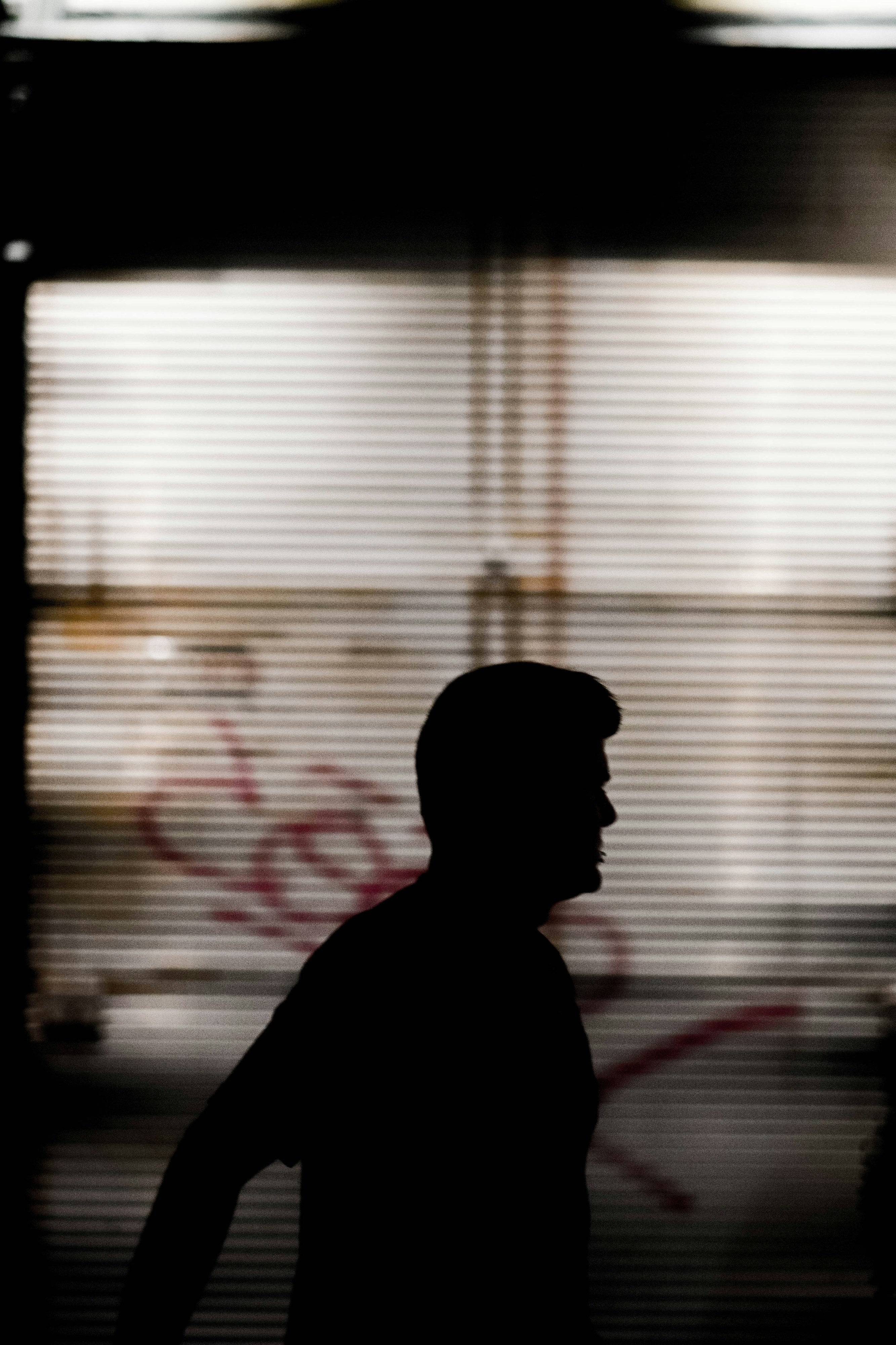 Assustador. Babysitter estava à procura de monstros com as crianças e encontrou homem debaixo da cama