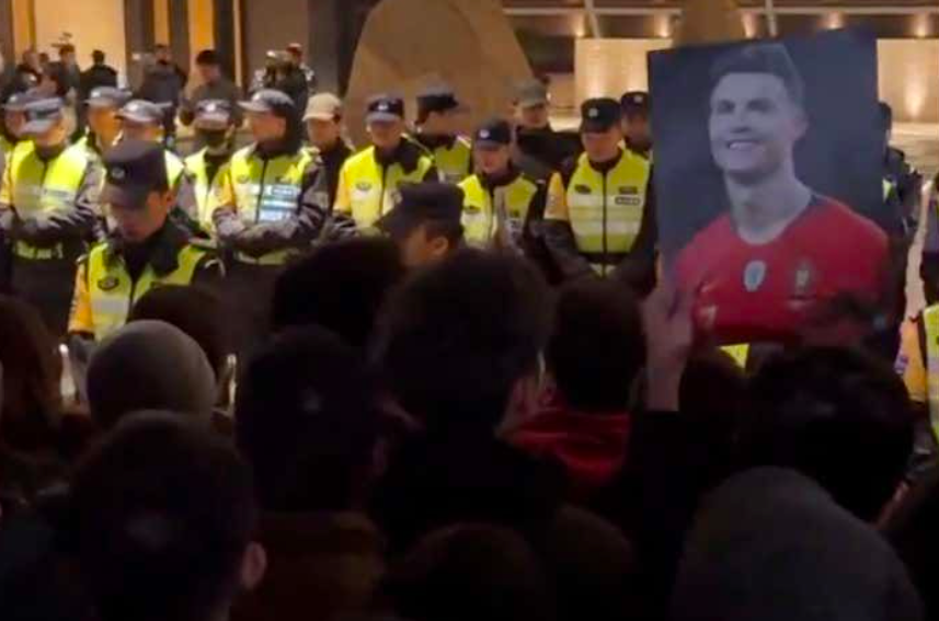 Adeptos chineses invadem hotel à procura de Cristiano Ronaldo e causam o caos. Veja o vídeo