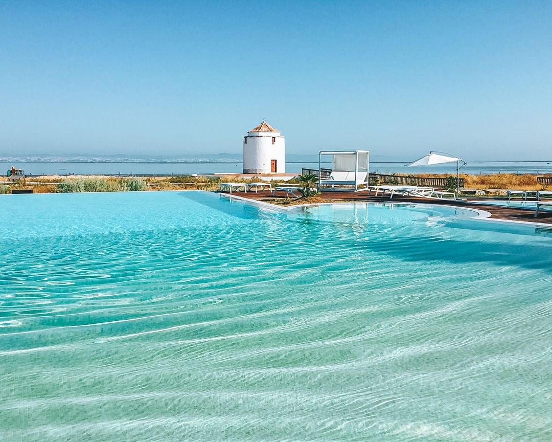 De frente para o rio, mas com piscina infinita. Assim é este resort em Alcochete