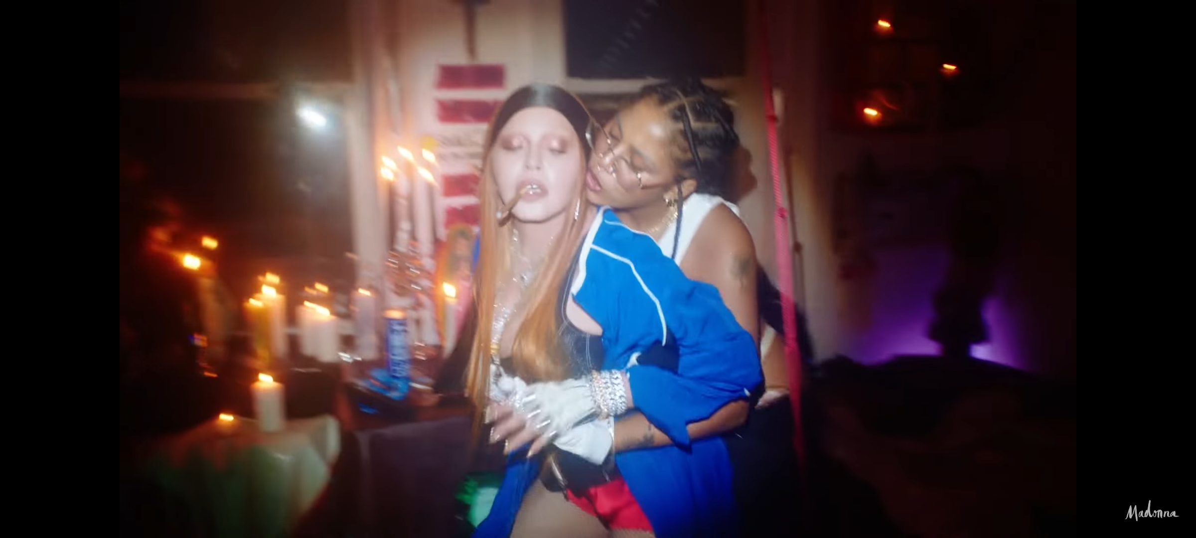 Madonna lança novo videoclipe com a namorada e é tudo menos adequado para ver no local de trabalho