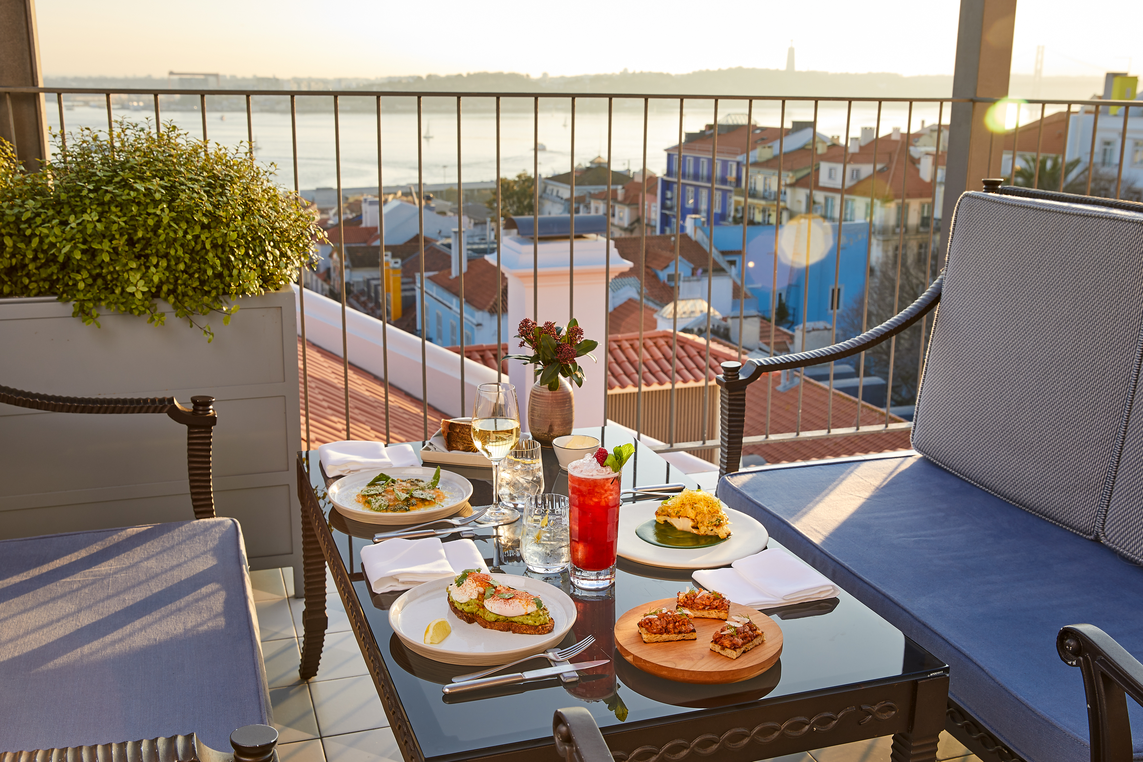 Acorde no feriado com vista para o Tejo e ovos Benedict na mesa do brunch do Bairro Alto hotel
