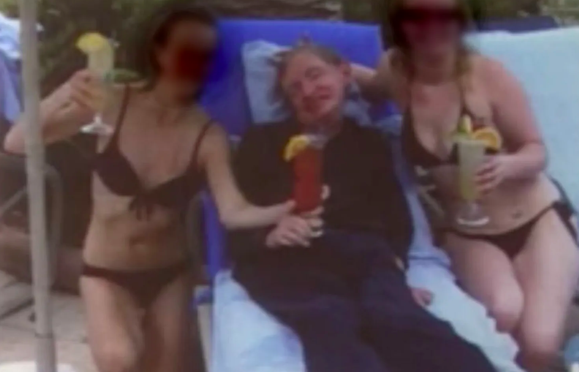 Fotografia polémica de Stephen Hawking com mulheres seminuas surge nos arquivos Epstein