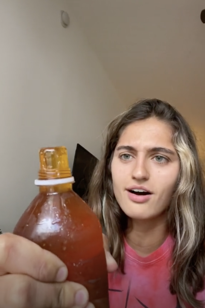 Comer mel congelado é a nova tendência do TikTok. Especialistas alertam para perigo do desafio