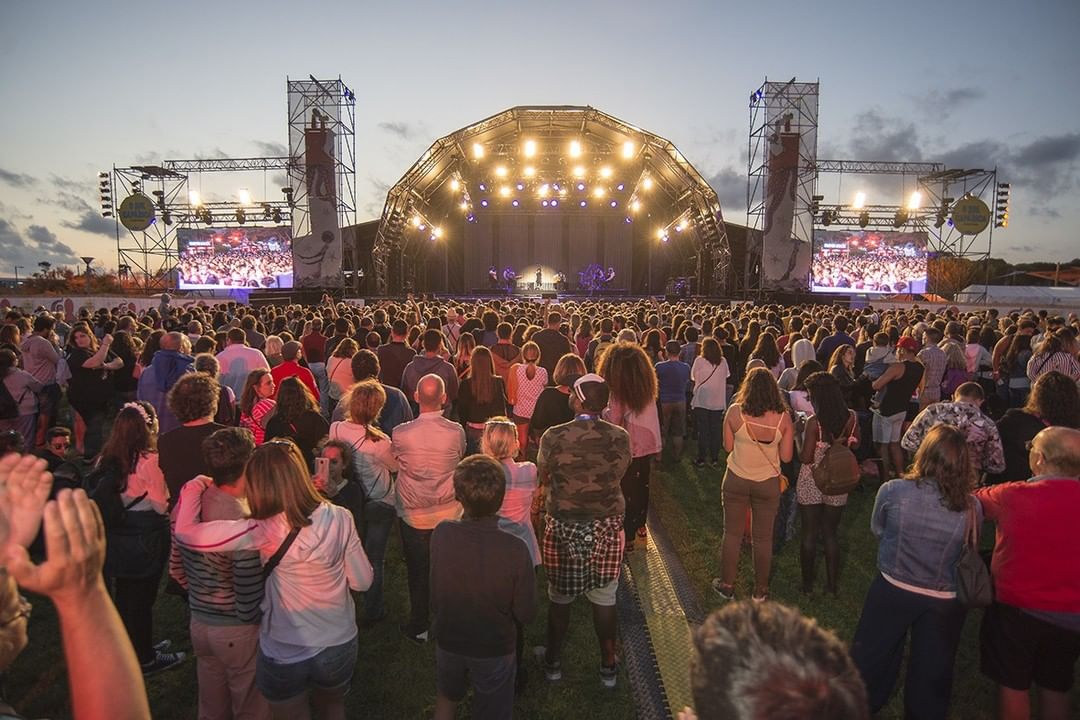 O Sol da Caparica está de volta. Além de música, há novos talentos, comédia, dança e até vinho