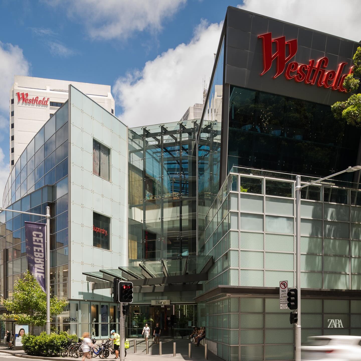 Homem esfaqueia até à morte 6 pessoas num shopping em Sydney. Há múltiplos feridos, incluíndo mãe e bebé