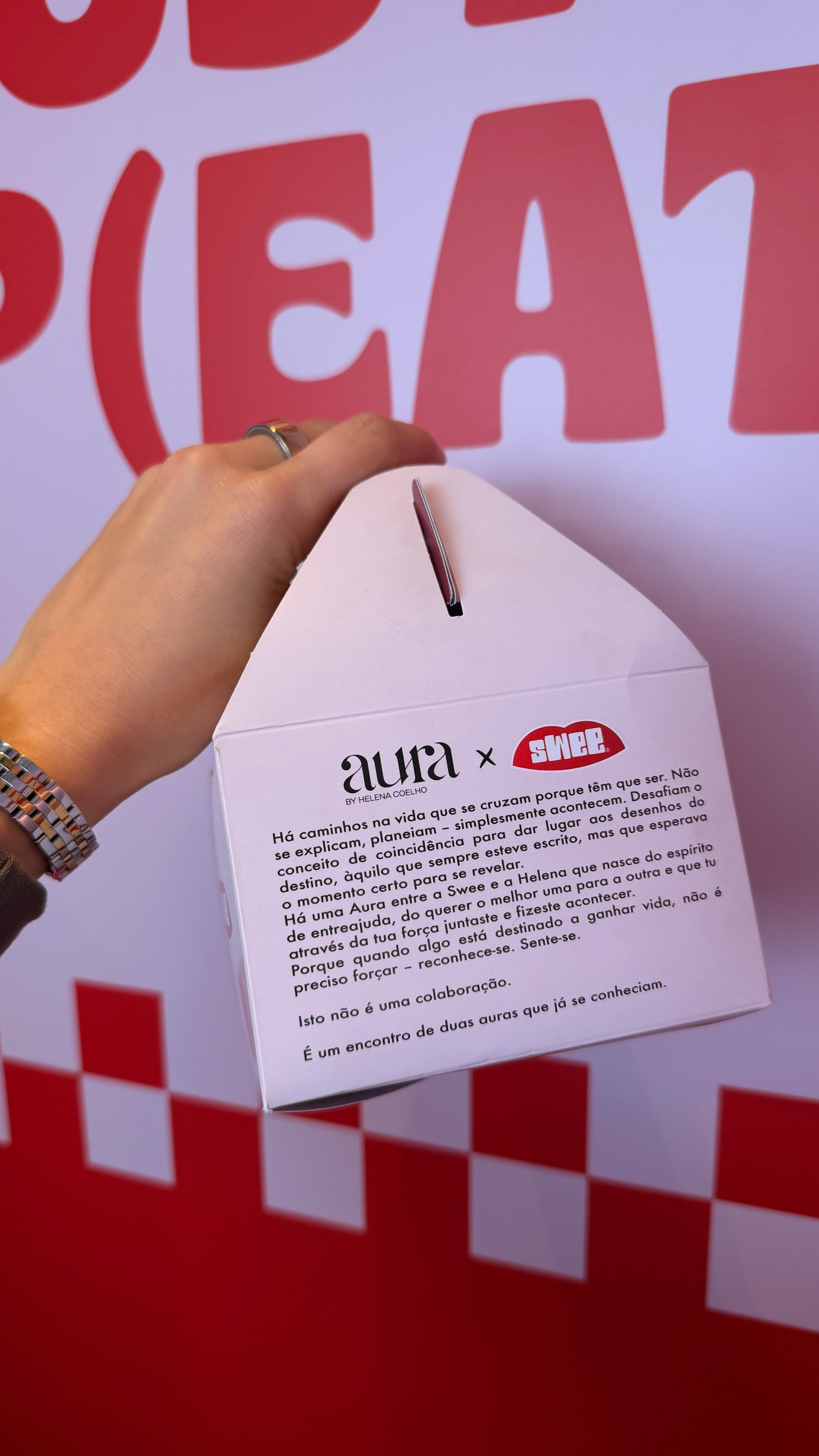 Este gelado da Swee “sabe” ao perfume de Helena Coelho. Quando é que pode provar a colaboração da marca com a Aura?