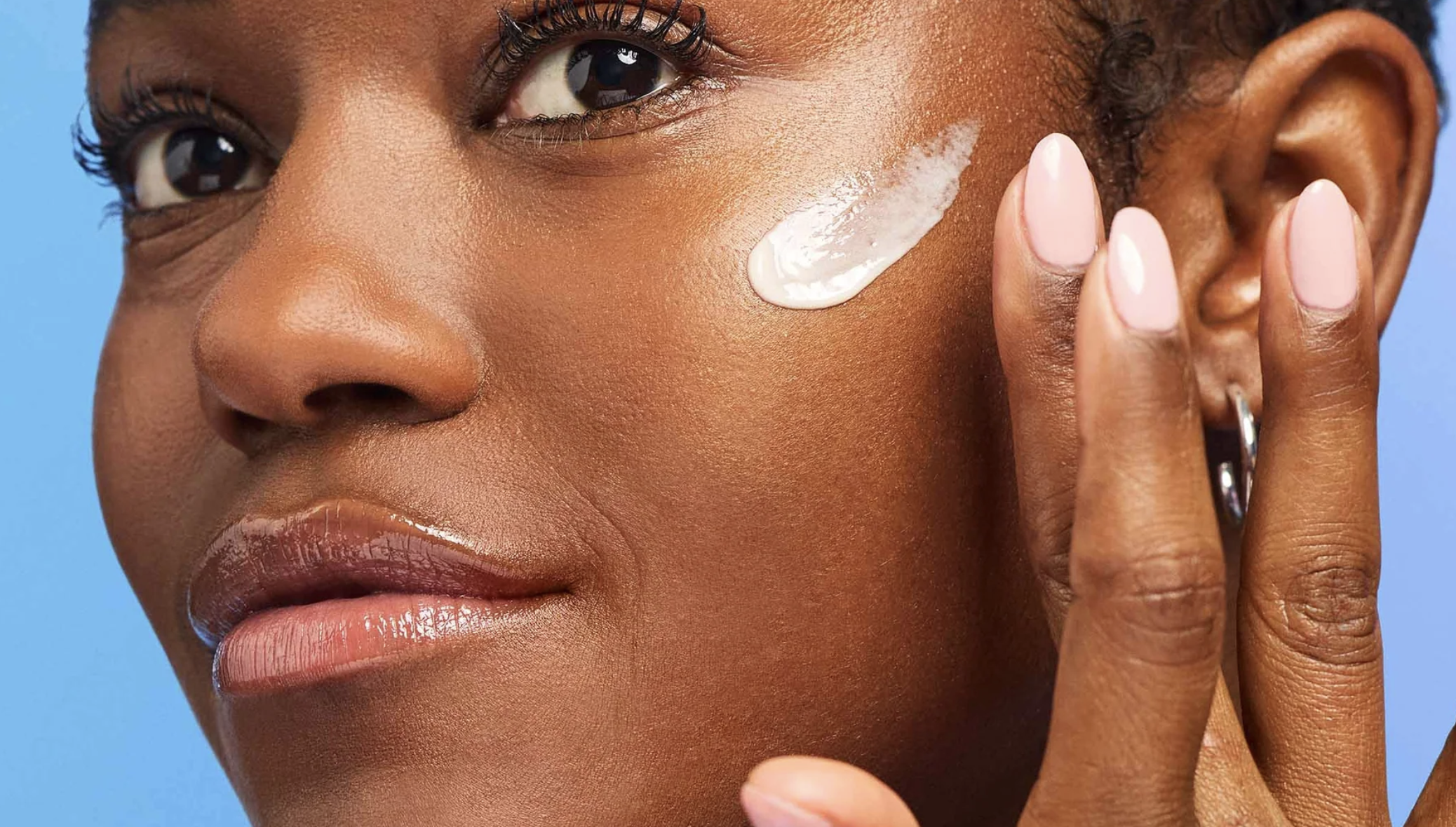 O novo protetor de Elizabeth Arden também serve de hidratante (e pode ser aplicado por cima da maquilhagem)