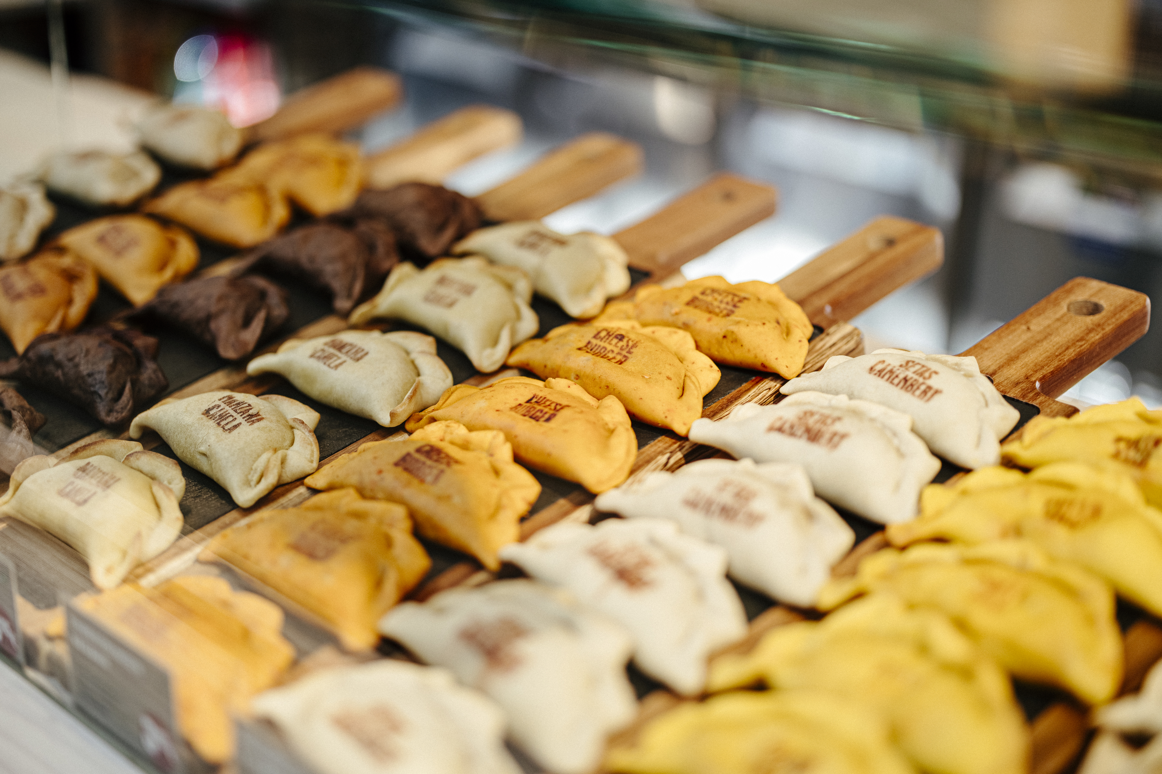 As empanadas coloridas da Las Muns já chegaram ao Porto. Conheça os sabores de comer e chorar por mais