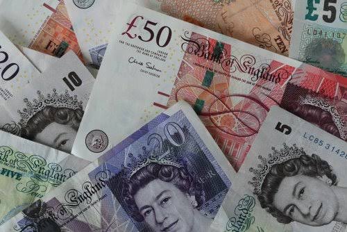 Dinheiro fora de circulação e até um hino diferente. O que muda com a morte de Isabel II