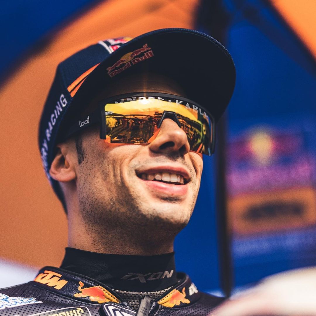 Miguel Oliveira cai em prova do MotoGP. Piloto português assistido depois da queda