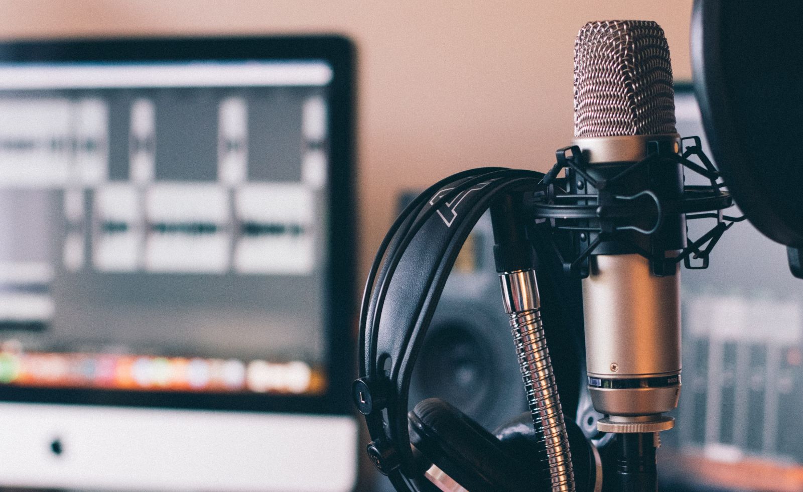 De Balsemão a Rui Unas. 10 podcasts de entrevistas que tem de começar a ouvir