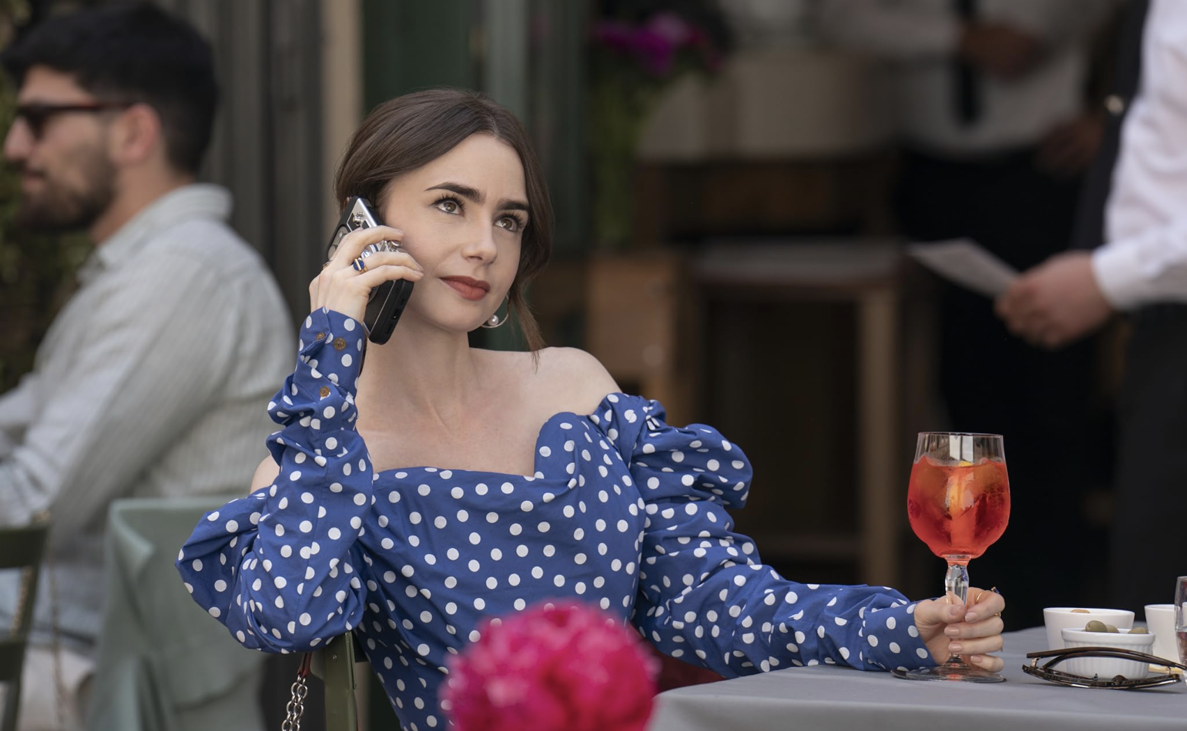 Políticos lutam por Emily Cooper. Emmanuel Macron não quer que série da Netflix seja gravada em Roma