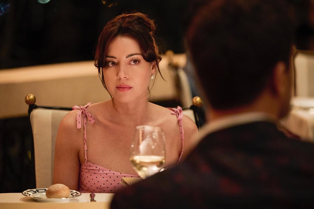 Marido de estrela da série “The White Lotus” morre aos 47 anos. Polícia revela causa da morte