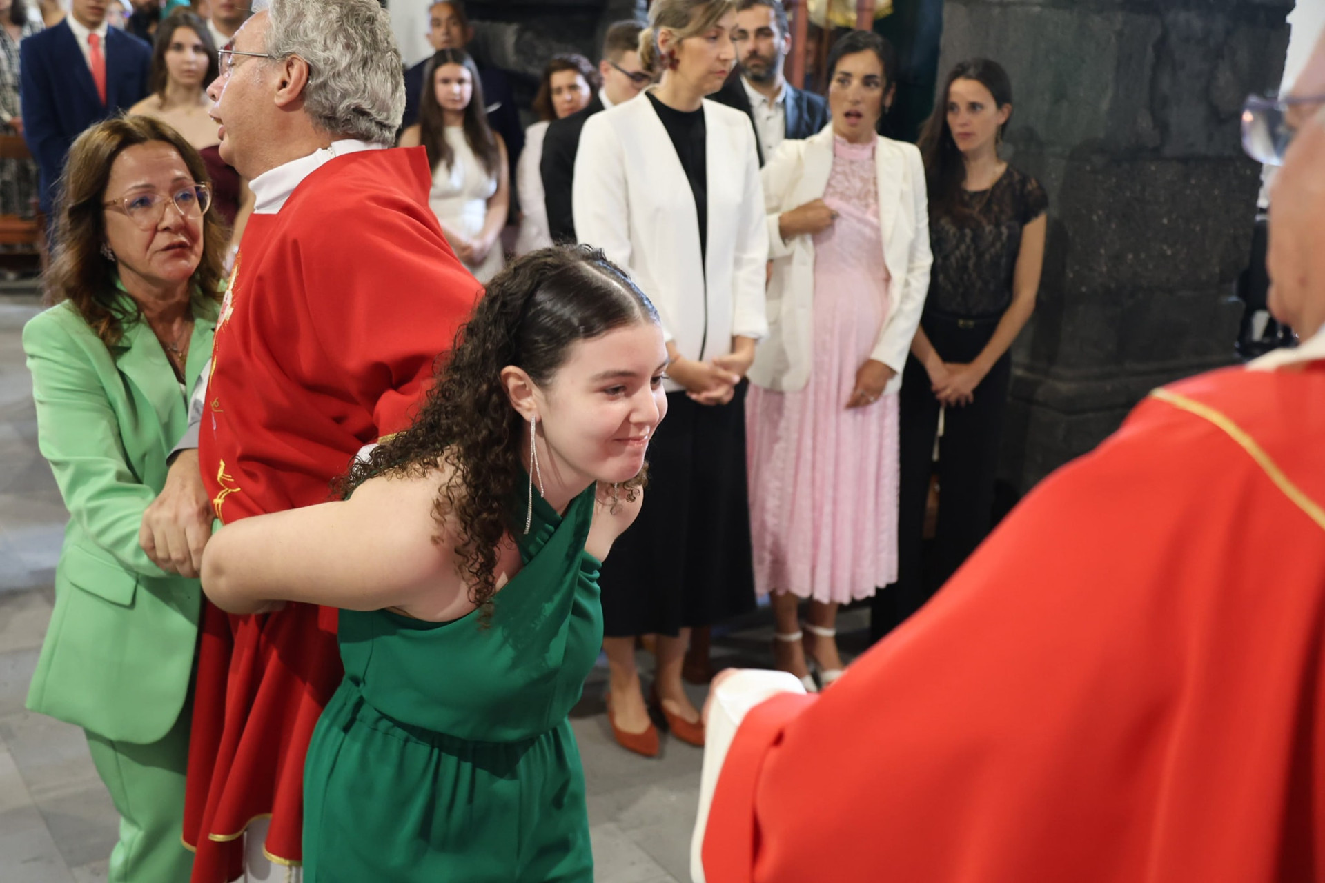 Padres terão agredido madrinhas de crisma por estarem casadas apenas pelo civil. Veja as fotos