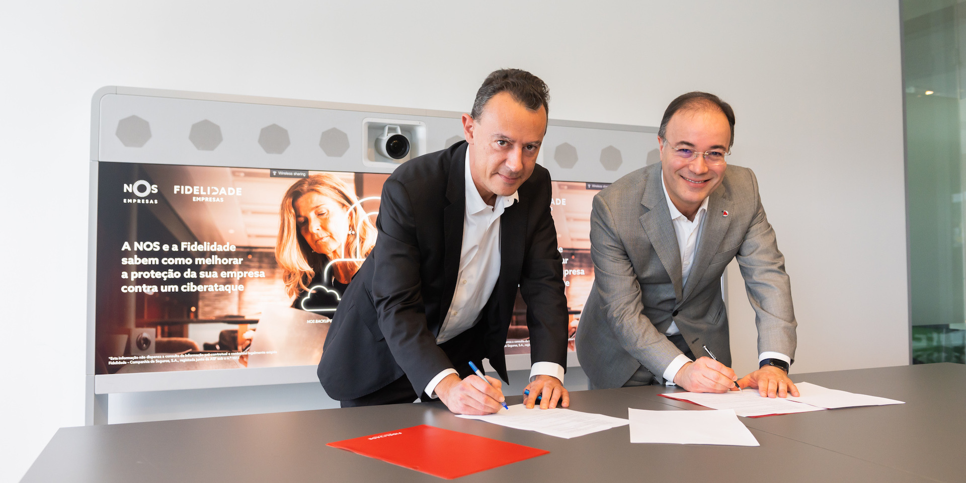 Anitta usa botas com salto em forma de pénis. Saiba quanto custa o artigo