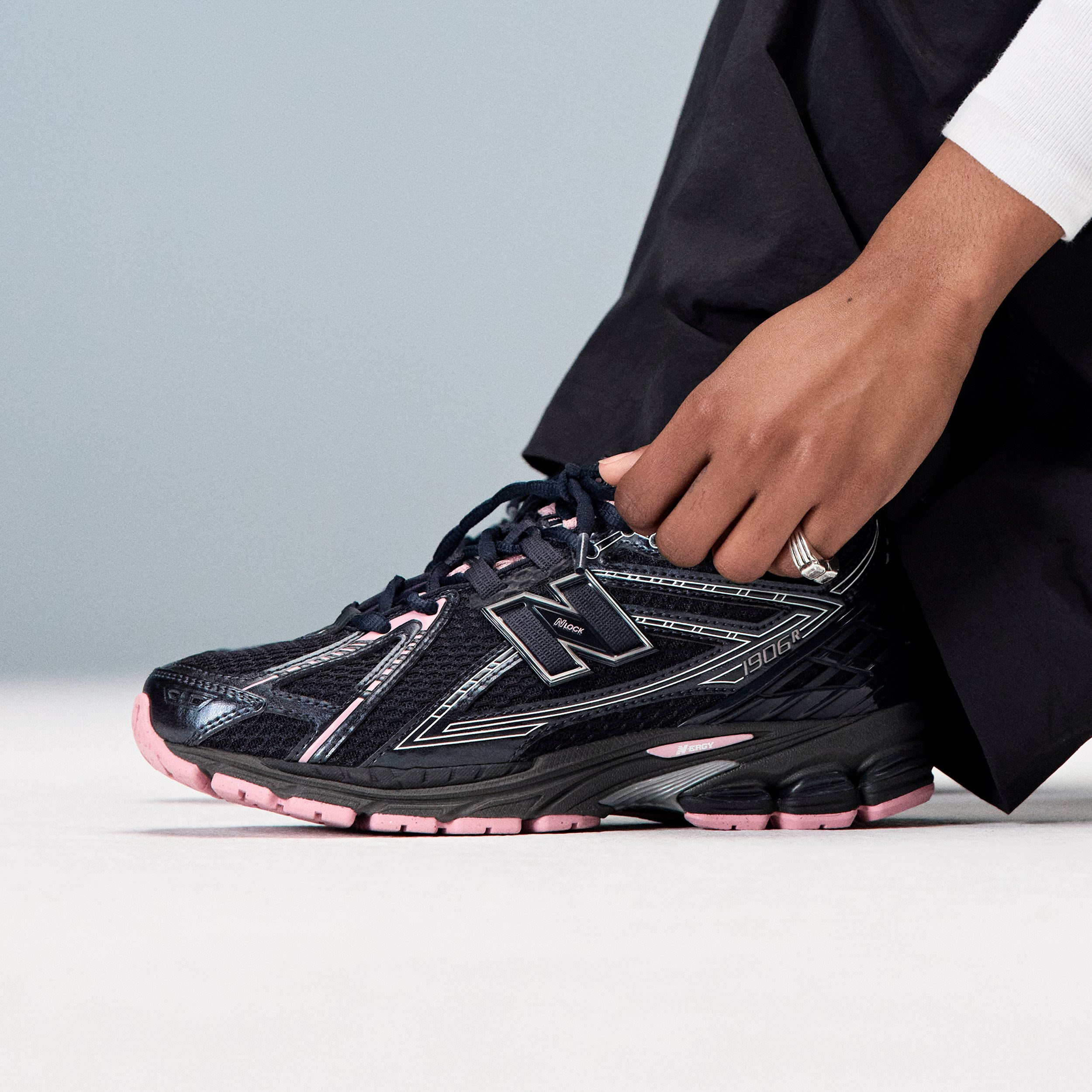 Estamos fãs da nova cor deste modelo icónico da New Balance, que pisca o olho aos anos 2000