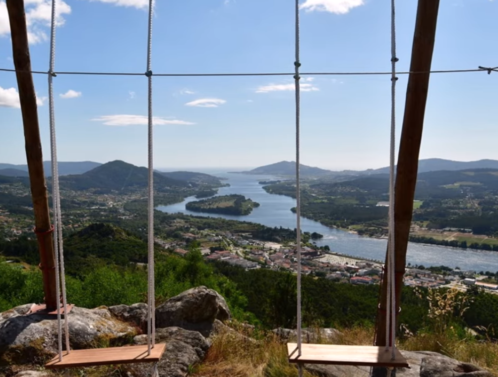 O novo baloiço para adultos com vista para o rio Minho já tem fila de gente para tirar fotos