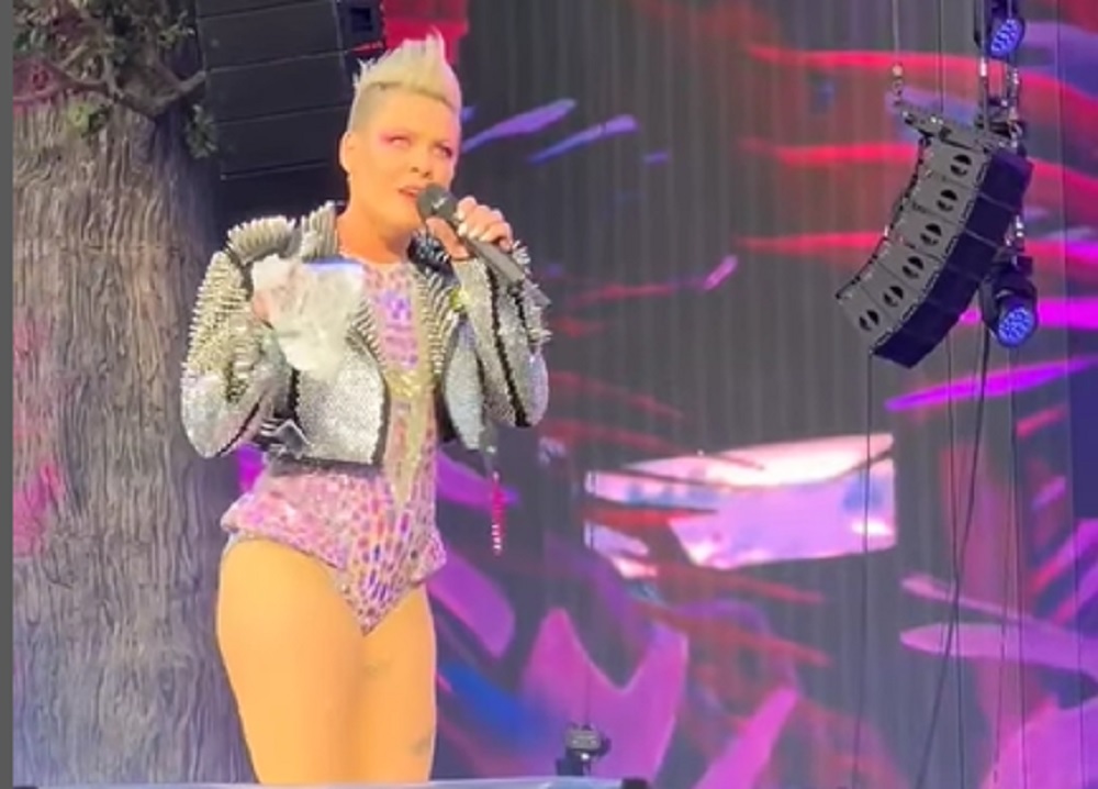 Pink recebe saco com cinzas de mãe de fã em pleno concerto e reage de forma icónica. Veja o vídeo
