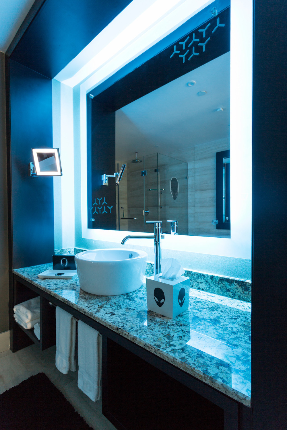 BTS, a banda sul-coreana que está a deixar fãs loucos por todo o mundo. Mas porquê isto? Três fãs explicam tudo