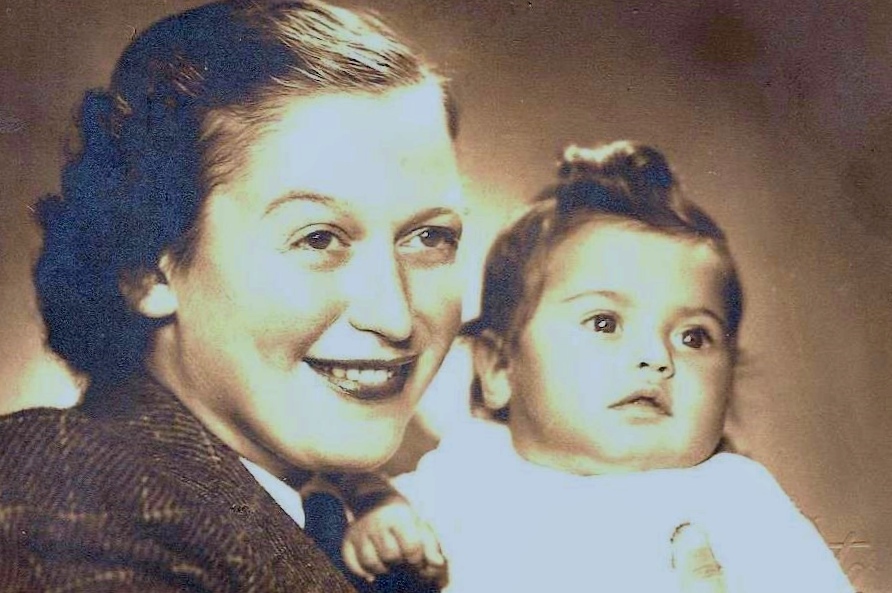 Eva nasceu com 1,5 quilos num comboio a caminho de Auschwitz. A mãe pesava 35. A história deu um livro (e este artigo)
