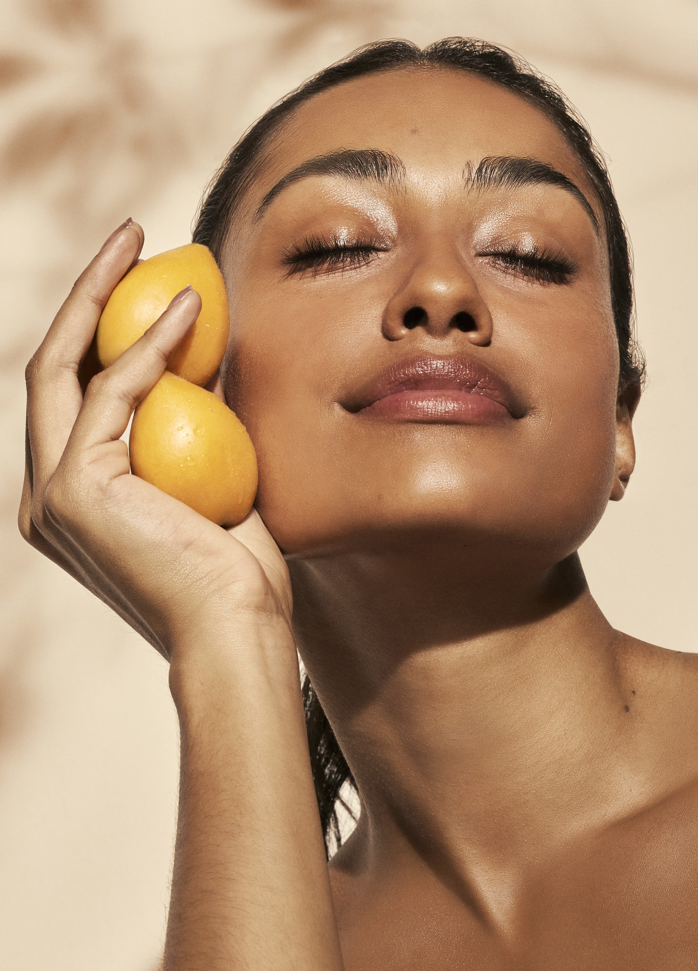 Esta nova gama de corpo tem o aroma delicioso da ameixa e deixa-lhe a pele cheirosa e com toque de seda