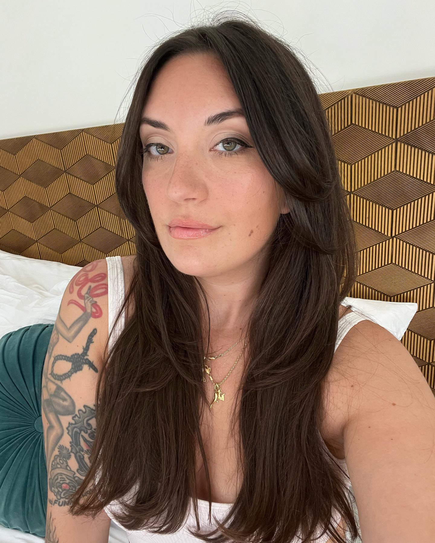 Esta mulher acordou com homem a masturbar-se ao seu lado num avião. Tripulação gozou com a situação