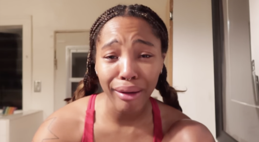 Influenciadora compra sofá por 103.000€ a achar que era brincadeira. Ficou sem o dinheiro (mas com um ótimo sofá)