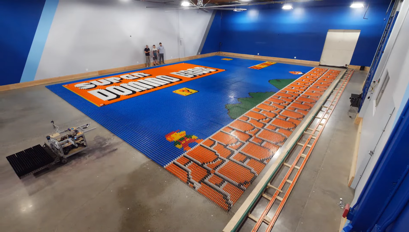 Como é que um robot conseguiu construir um mural do Super Mario com 100.000 peças de dominó?