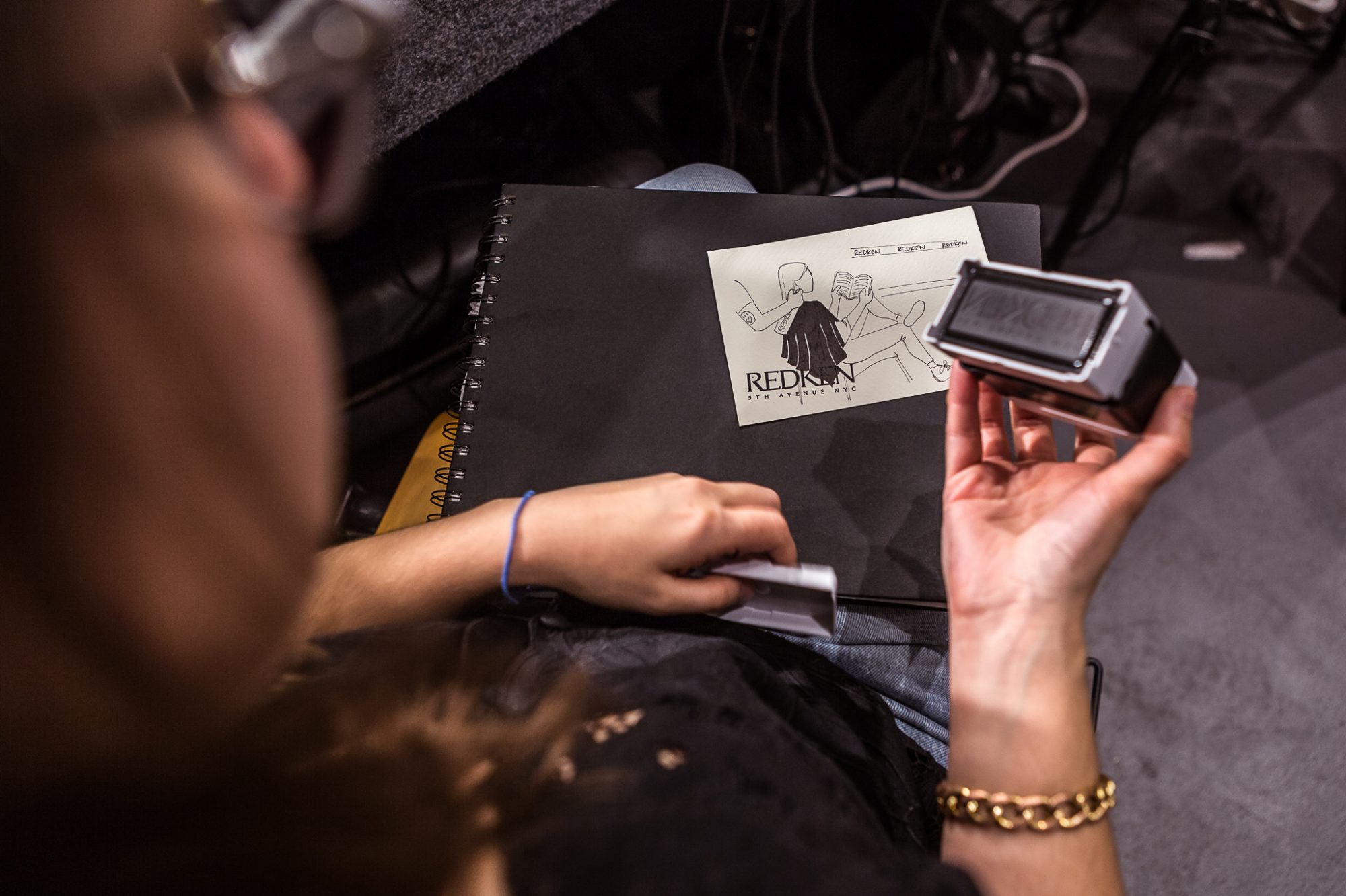 Ilustradora portuguesa pintou o que se passa nos bastidores de um desfile de moda