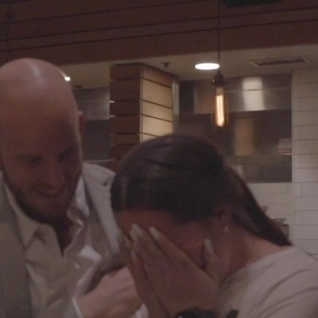 Empregada de restaurante recebe gorjeta generosa, mas acaba despedida e sem o dinheiro