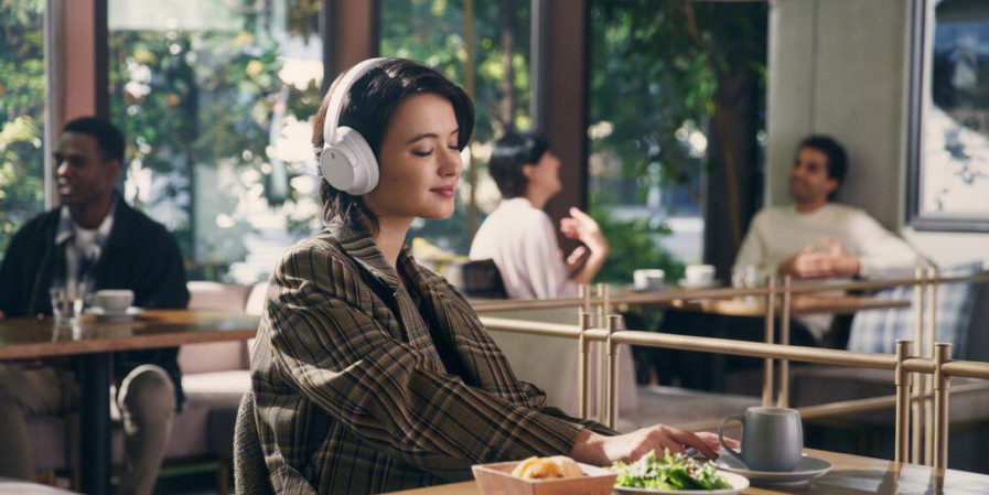 Sony alarga tecnologia de cancelamento de ruído e processador V1 a auscultadores mais acessíveis