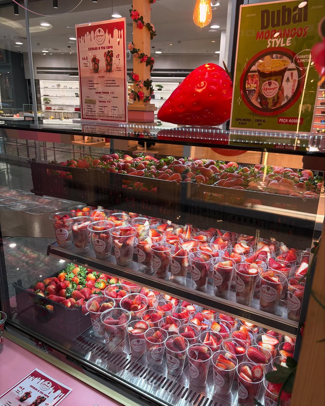 Morangos Please. O novo paraíso desta fruta mergulha-a em tentações como chocolate do Dubai