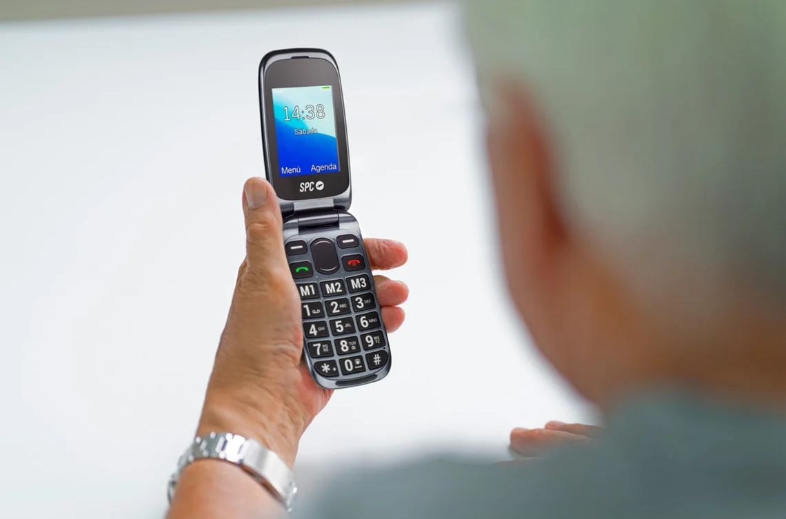 Comprar um telemóvel em vez de um smartphone como prenda? A ideia dá para avós e netos