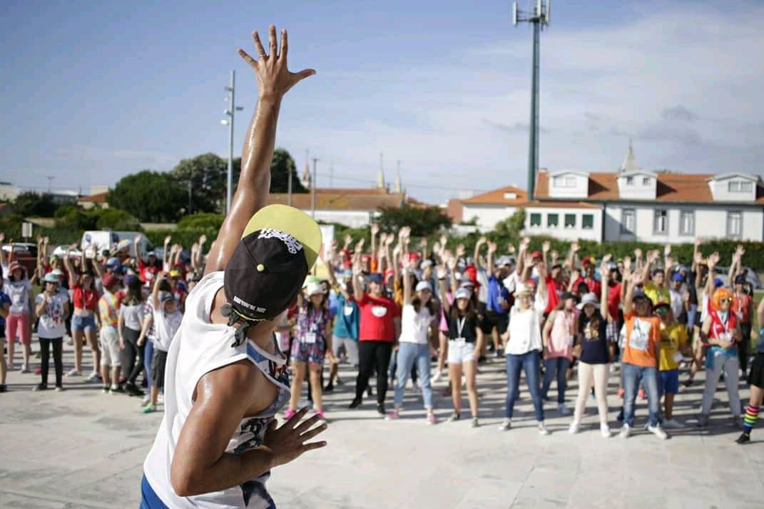 3 campos de férias para crianças e jovens aprenderem (e para os pais terem uns dias descansados)