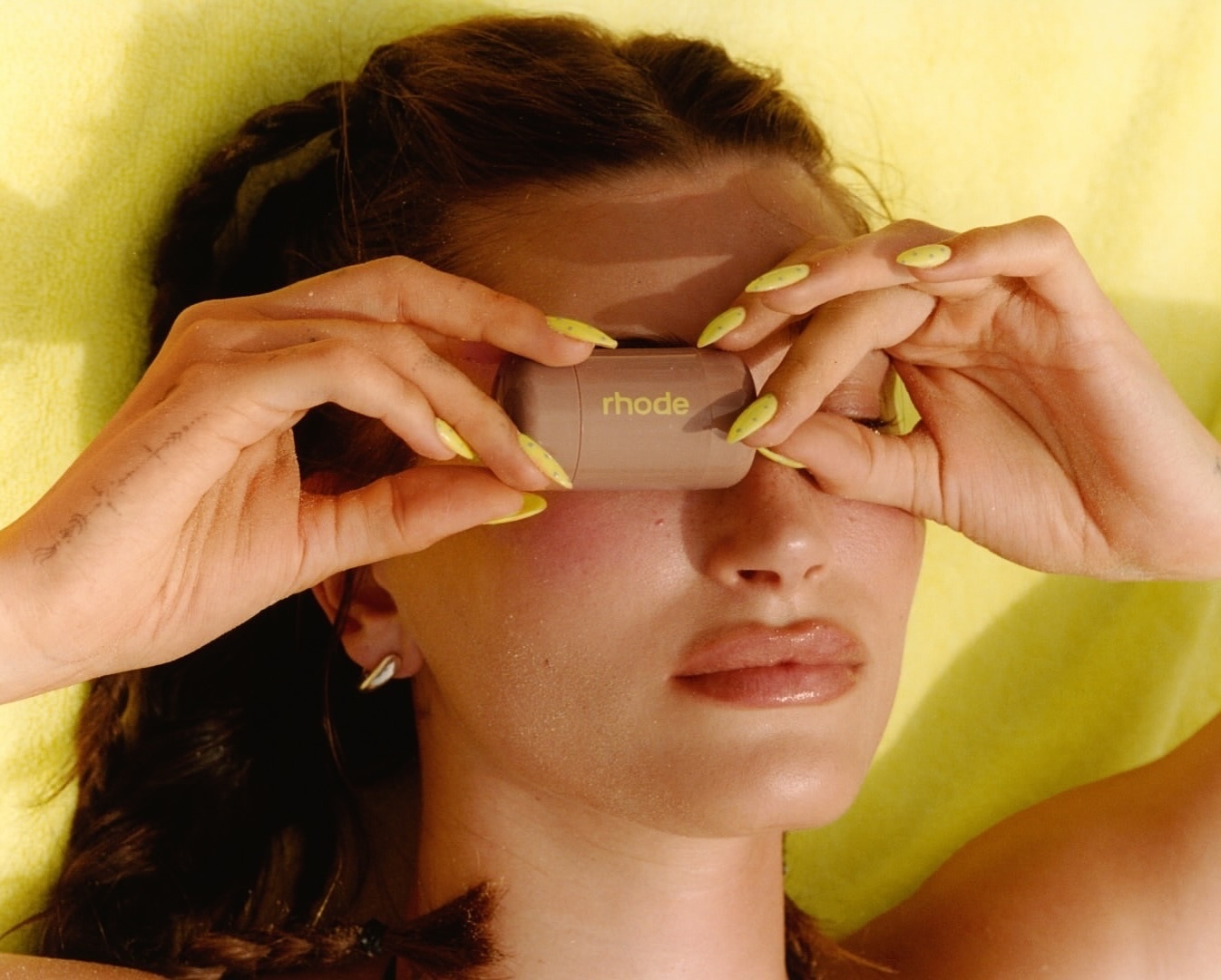 As unhas de Hailey Bieber dizem-nos que o amarelo limão é o que está a dar. 7 vernizes para se render ao tom