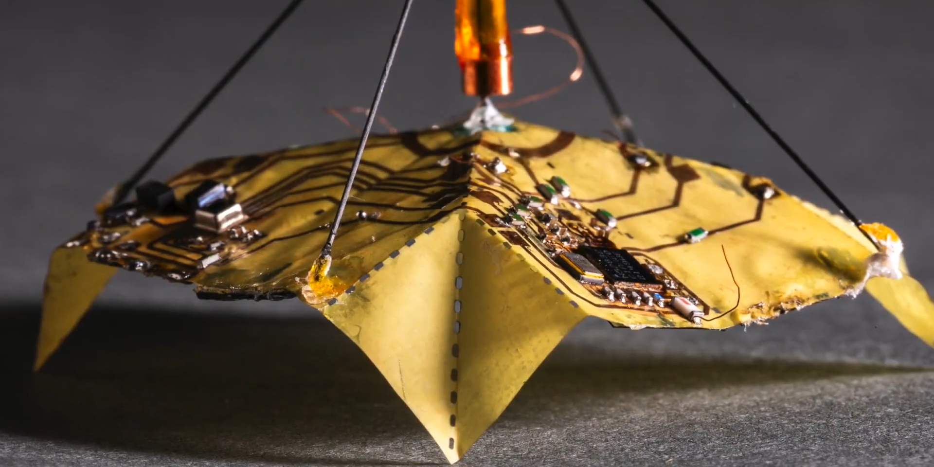 Origamis robóticos voadores conseguem mudar de forma em pleno ar. E são alimentados por energia solar