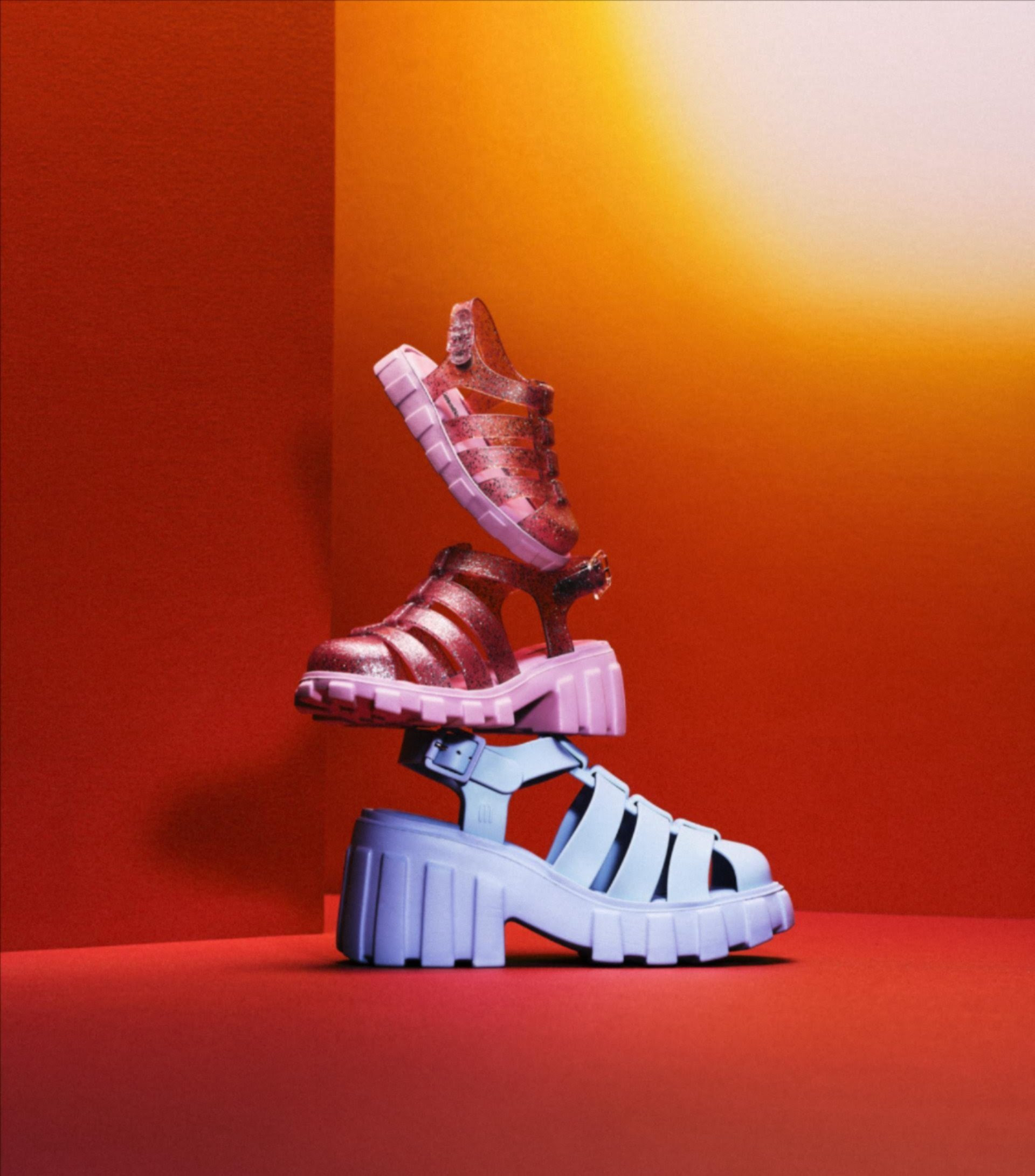 Muita cor, padrões arrojados e cheias de pinta. As novas sandálias da Melissa são perfeitas para o verão