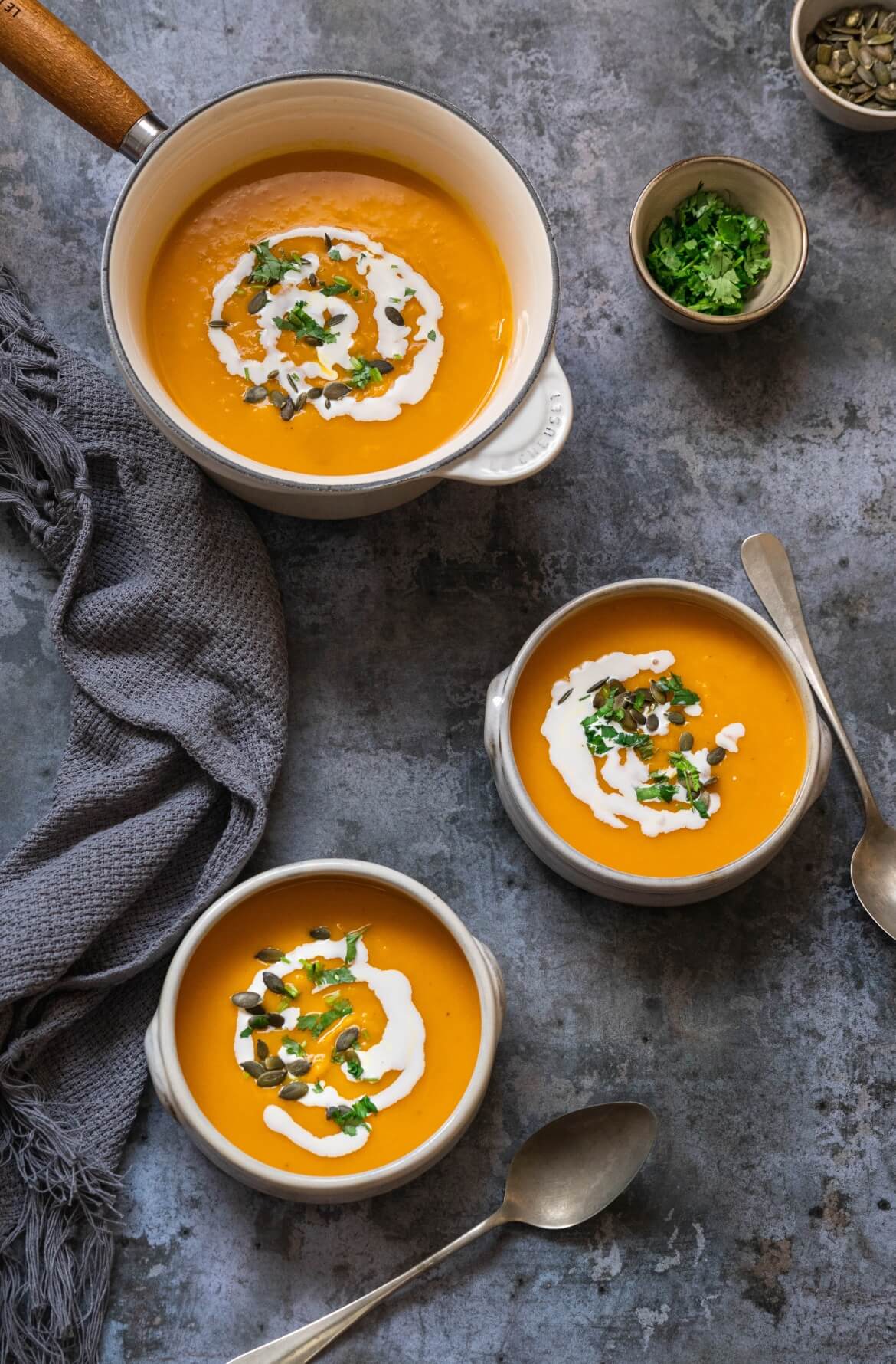 Espinafres ou cogumelos? Seis receitas de sopas ideais para os dias de frio