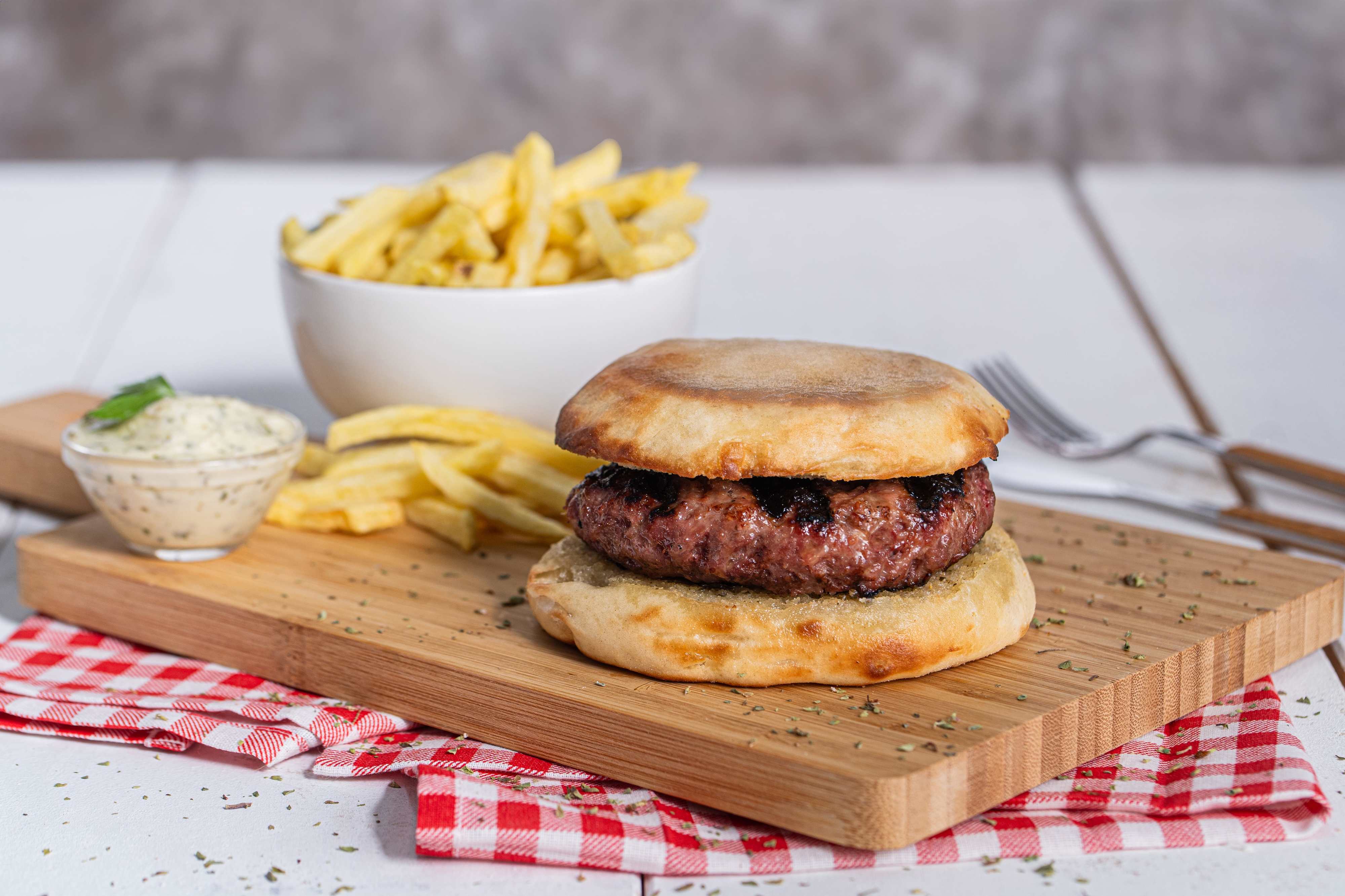 Vai ao shopping? Este novo hambúrguer de maminha é perfeito para matar a fominha