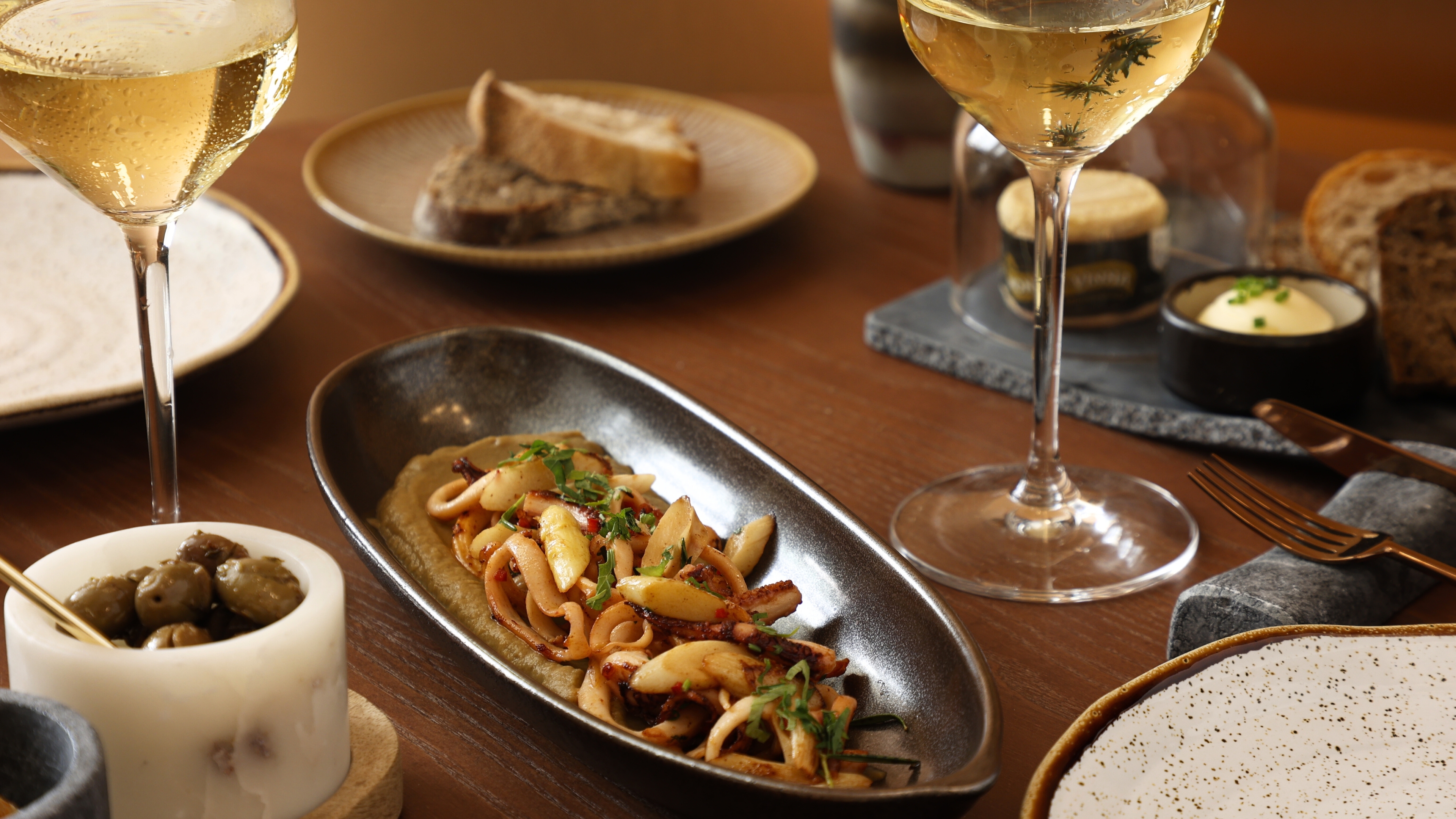 Vá jantar fora e leve 3 amigos — um deles não paga. Saiba onde aproveitar esta promoção (até ao final do mês)