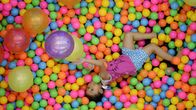 Neste shopping, os miúdos vão delirar com piscina de bolas e discoteca silenciosa (e é à borla)