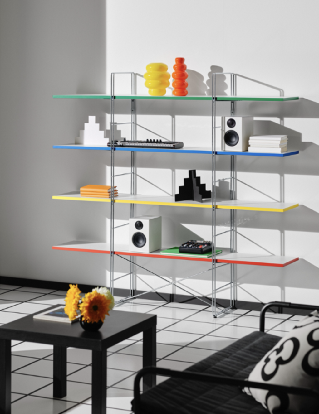 IKEA traz de volta os anos 80. Da estante retro à poltrona giratória, espreite as peças