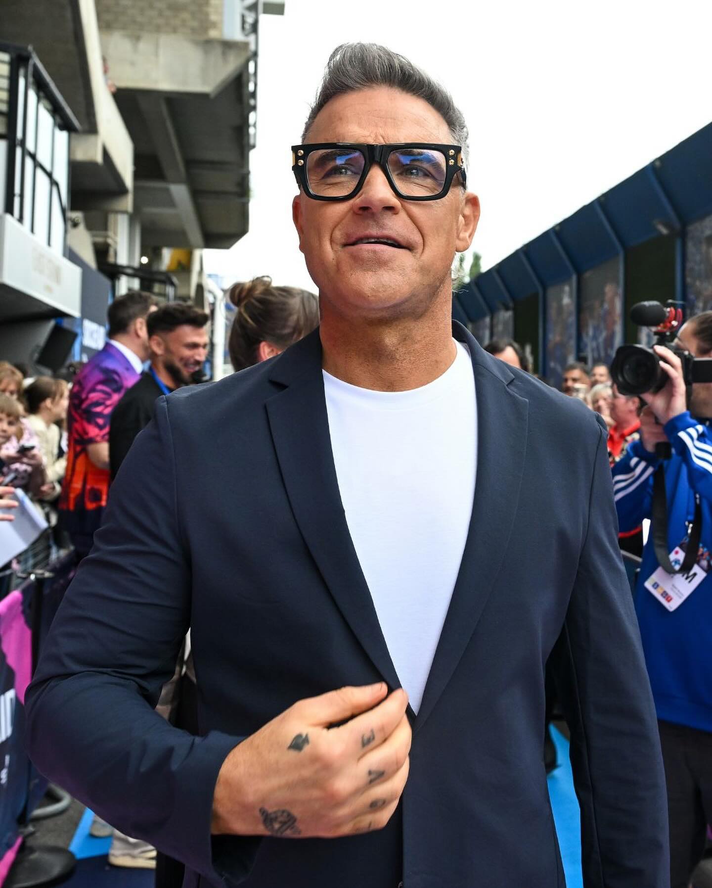 Novo visual de Robbie Williams rouba as atenções em evento solidário. “Está tão diferente”