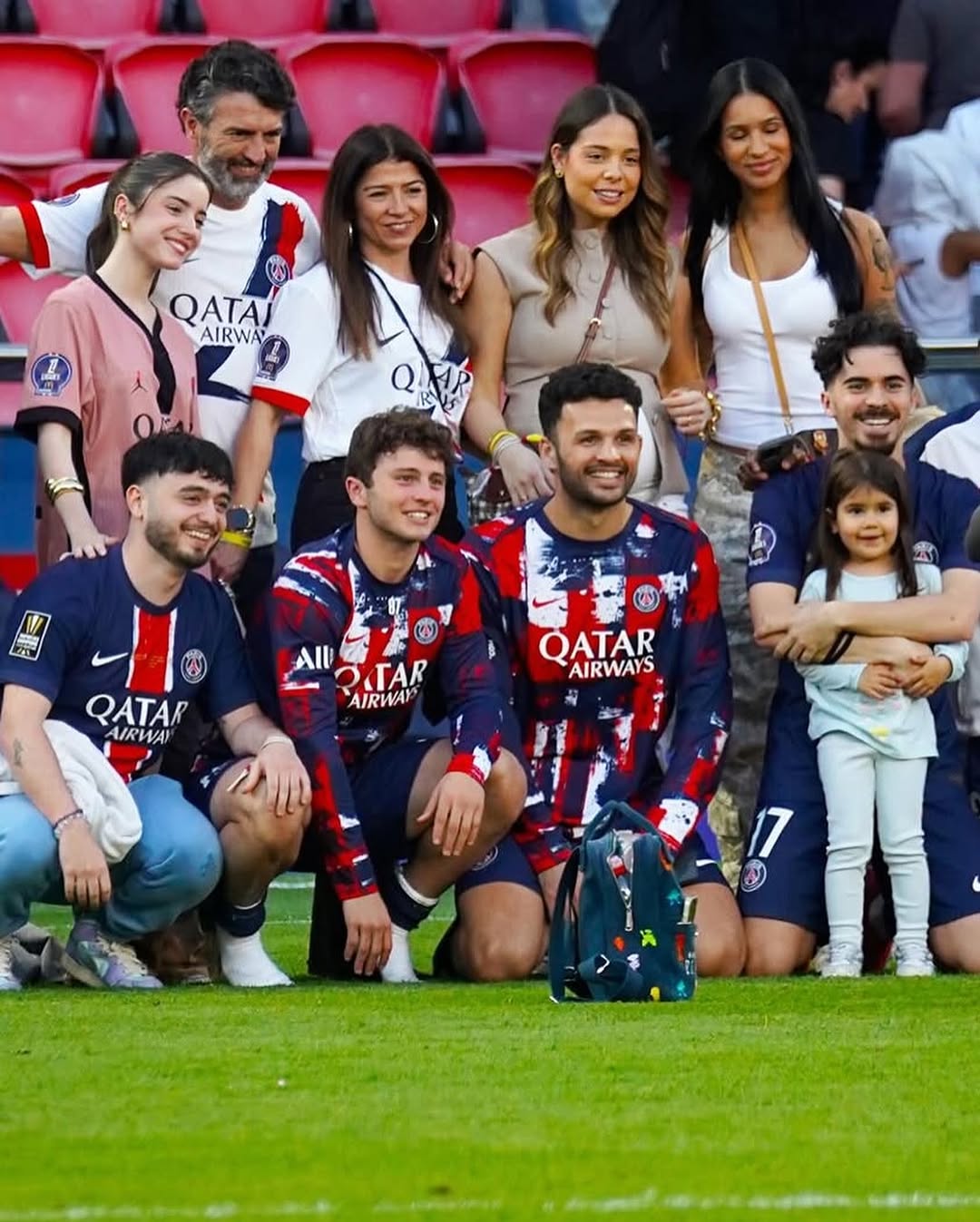 Craques portugueses festejam título do PSG com as namoradas (e uma delas foi parar ao chão). Veja as imagens