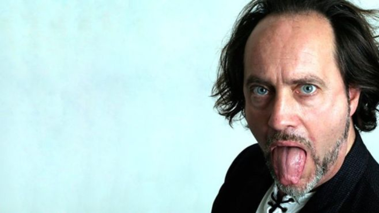 Comediante Ian Cognito morre durante atuação e o público pensa que é piada