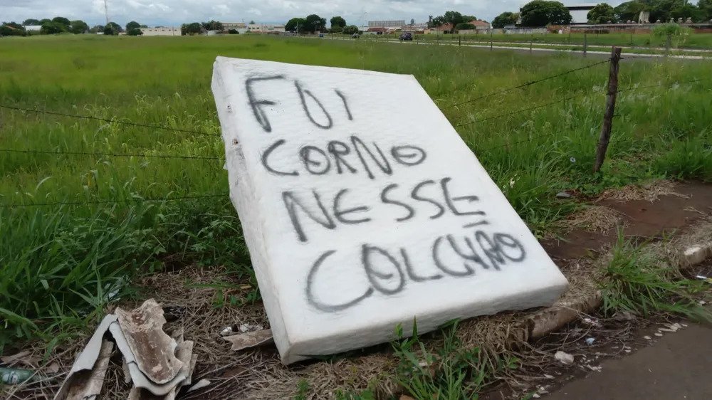 “Fui corno nesse colchão”. A reação que se tornou viral deste homem traído